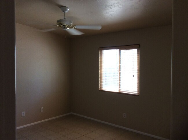 Building Photo - Lovely 3 bedroom Home Near U of A Campus