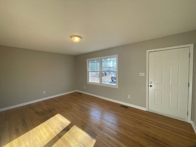 Building Photo - 3 bedroom 1 bath brick ranch home-Pet Friendly!  Large lawn! Freshly Painted!