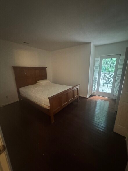 Building Photo - 3331 Coachmans Way