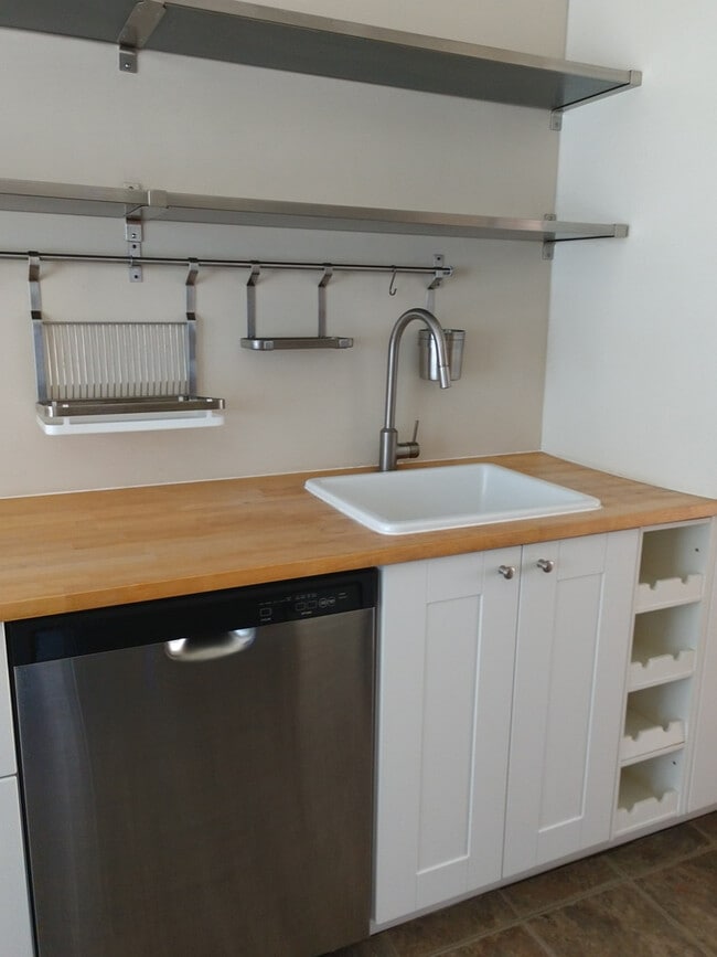 Building Photo - Ciri600 (Duplex) ***