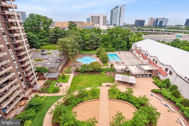 Building Photo - 1800 Old Meadow Rd