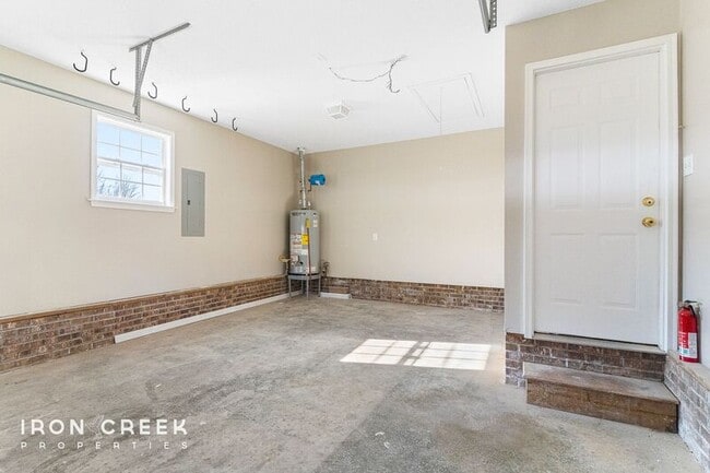 Building Photo - 89 Running Briar Rd