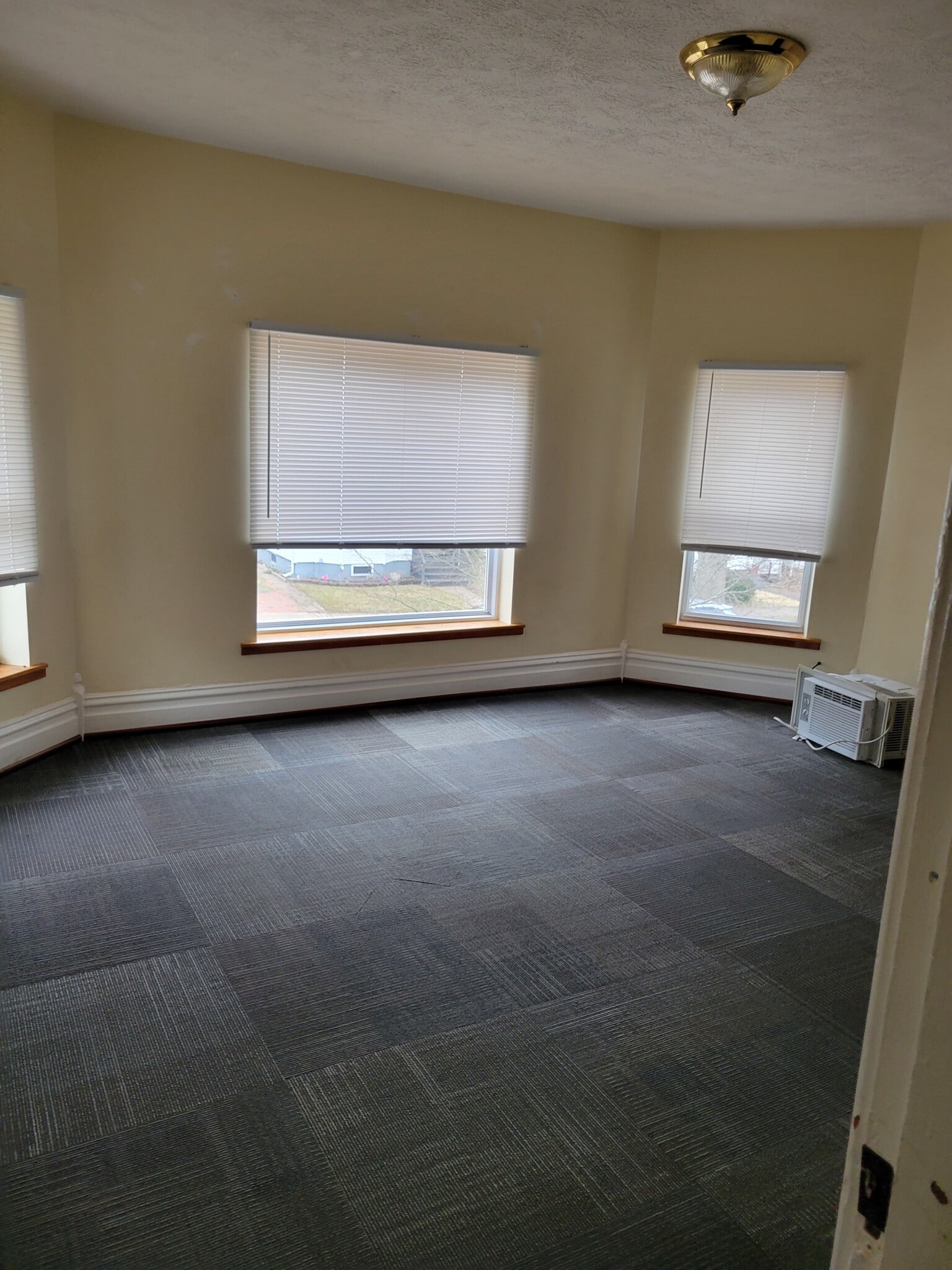 Building Photo - 410 Maple St