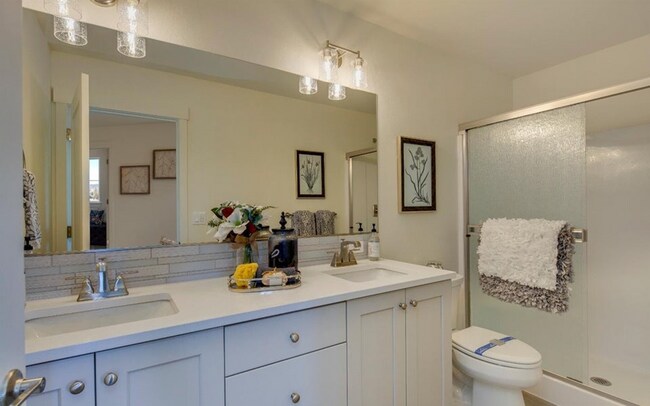 Building Photo - Cozy 3 Bed, 2.5 Bath Townhome in Prime Location!