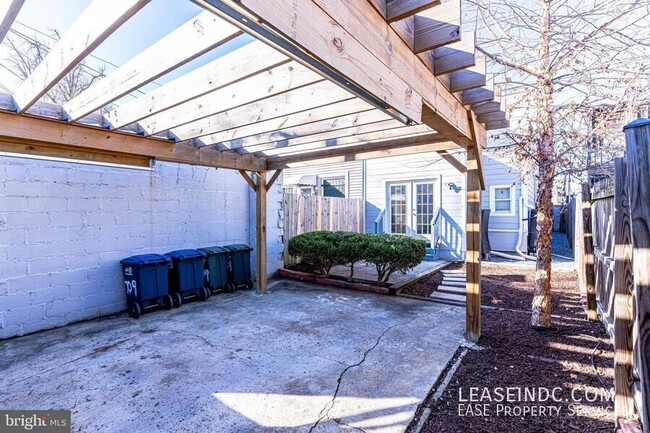 Building Photo - 709 16th St NE