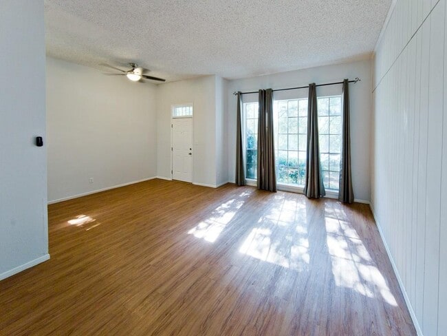 Building Photo - 6534 E Hill Dr