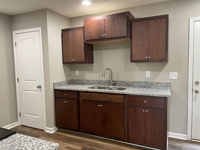 Building Photo - Charming Townhome Minutes from Tim's Ford Lake!
