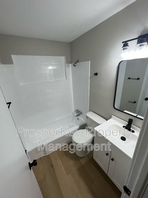 Building Photo - 945 Celia Dr