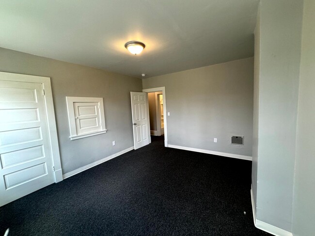 Building Photo - Lovely Two Bedroom Townhome with Fenced Yard