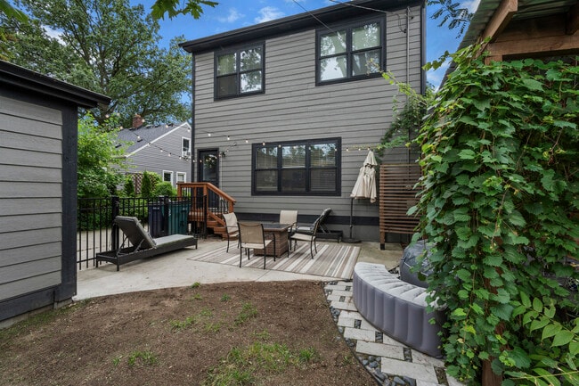 Building Photo - 718 N Alexander Ave