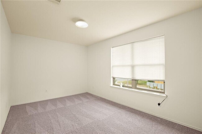 Building Photo - 2204 Cottontail Dr