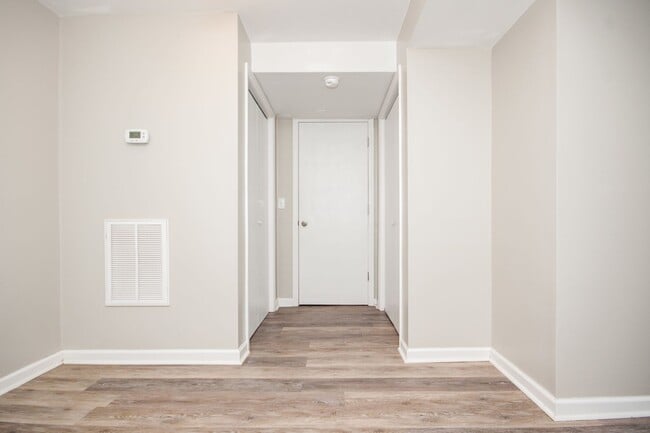 Building Photo - Huge 4 Bedroom 2 Bath Sylvan Park Classic! AVAILABLE NOW. Perfect for Roommates or a Home Office....