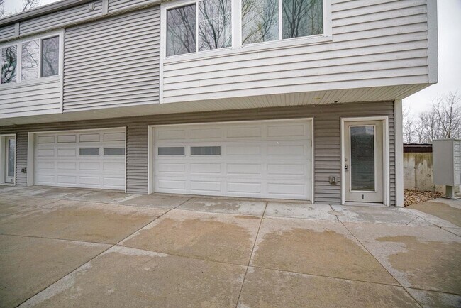 Building Photo - 3048 Anderberg Dr