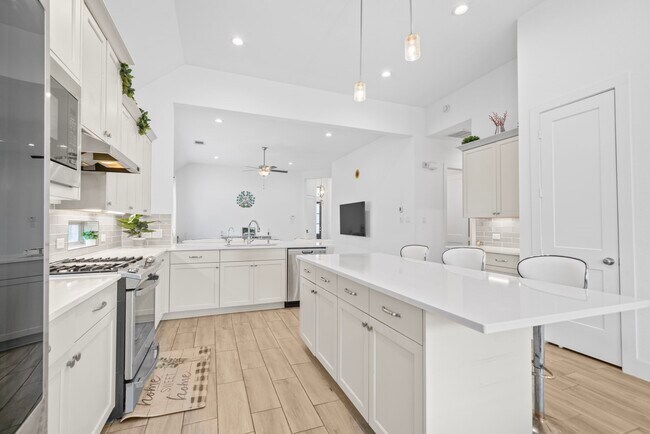 Building Photo - 10718 Blossom River Dr