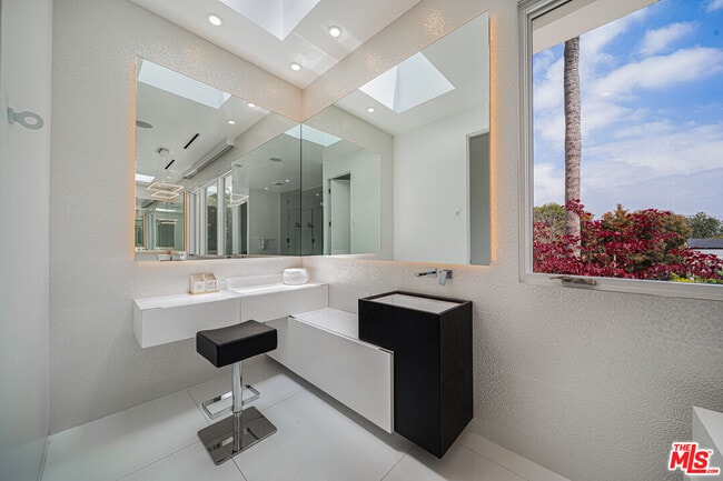 Building Photo - 511 N Rexford Dr