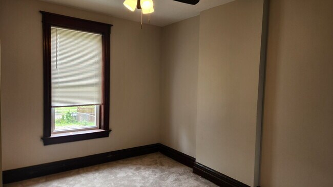 Building Photo - "Spacious 5-Bedroom Gem with 2 Full Baths in St. Louis – Your Ideal Family Home Awaits!"