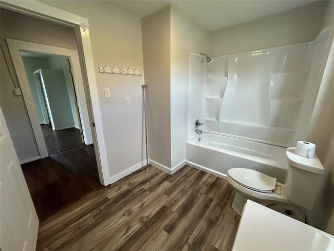 Building Photo - 400 Symes St