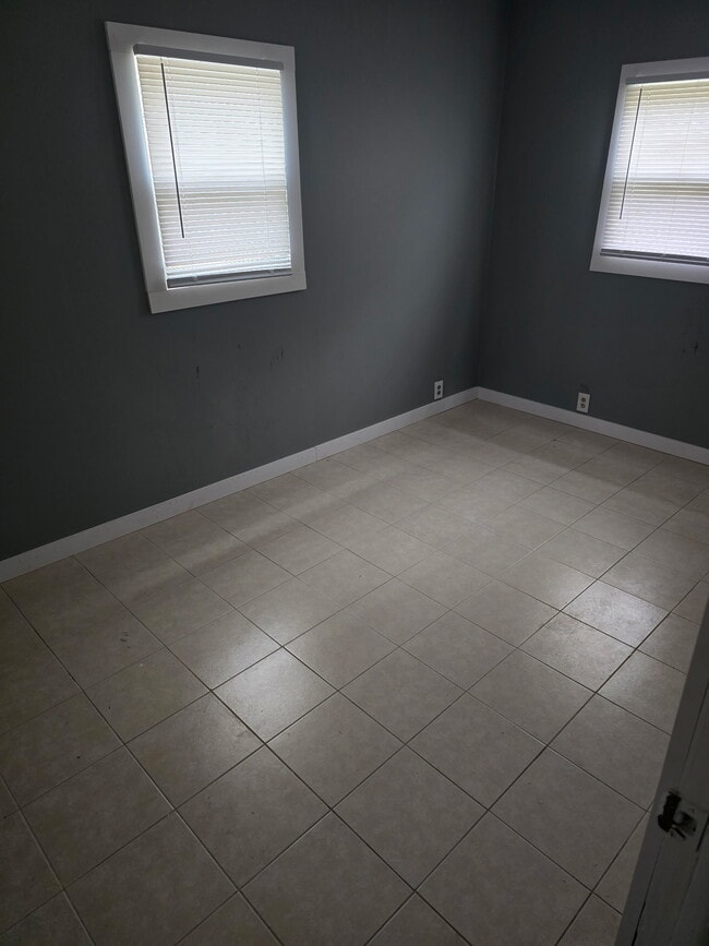 Building Photo - 1611 S Oakwood Ave