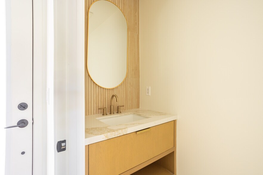 Building Photo - 456 N Poinsettia Pl