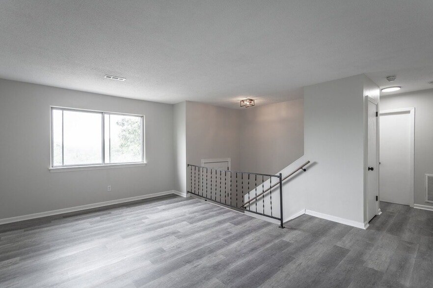 Building Photo - 833 Sylvan Dr
