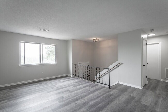 Building Photo - 833 Sylvan Dr