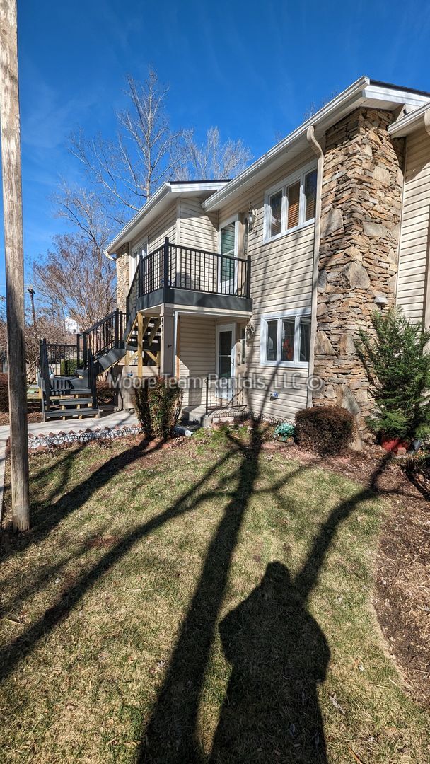 Building Photo - 2 Bed / 3 Bath Condo - Office, Pool, Clubhouse & Garage