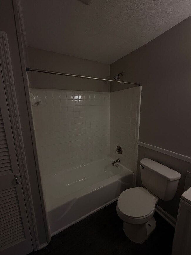 Building Photo - 1 Bedroom, 1 Bathroom close to public transportation in the Heart of Lexington