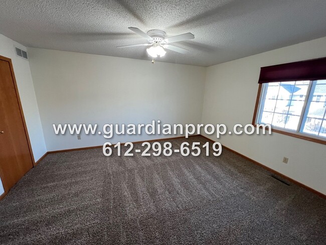 Building Photo - End Unit Woodbury Townhouse Available Now,...