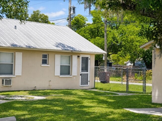Building Photo - Convenient Downtown Living in a Bright and Comfortable 1-Bedroom Studi