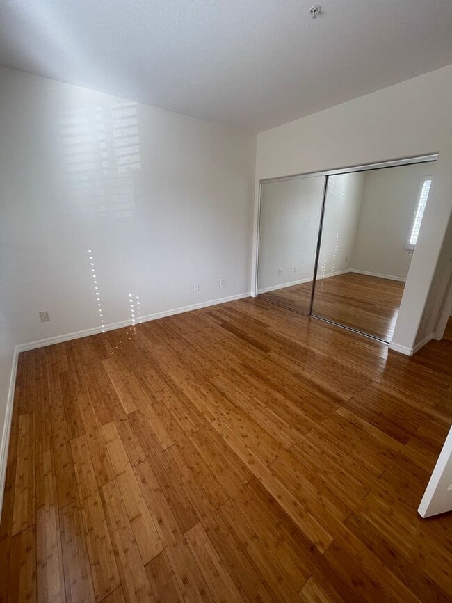 Building Photo - Very Spacious 1 Bed, 1 Bath Condo in Mission Viejo For Rent-In Unit Laundry and Attached Garage