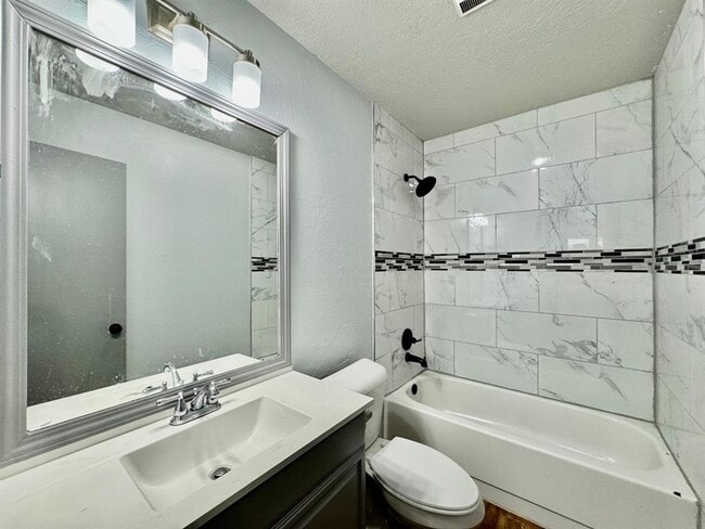 Building Photo - 925 Swan Lake Ct