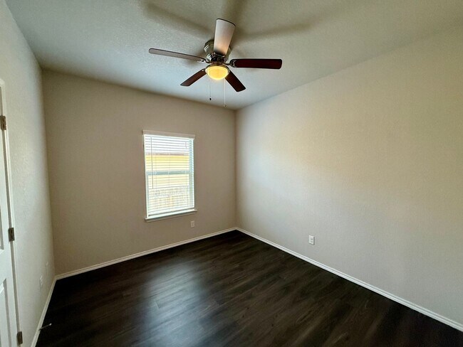 Building Photo - 3 Bedroom, 2 Bathroom Duplex in Converse!