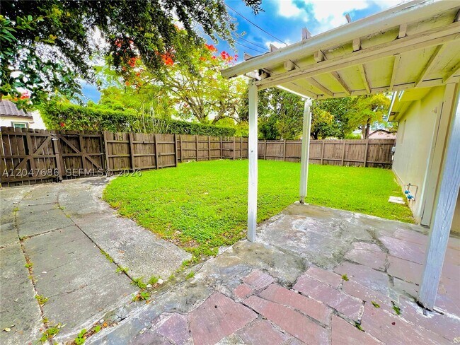 Building Photo - 410 Pinecrest Dr