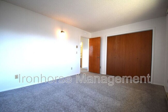 Building Photo - 811 W Villard St