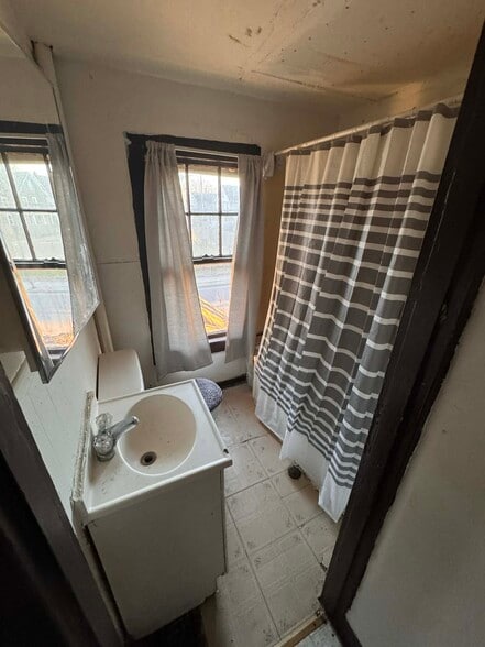 Building Photo - 27 Robinson St