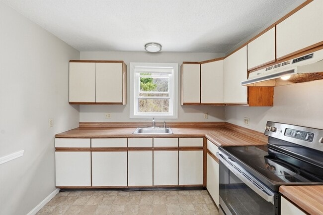 Building Photo - 146 Hecla St