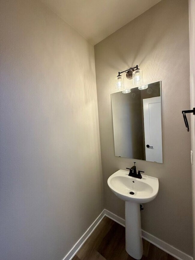 Building Photo - Beautiful 3-Bedroom Townhome in Purcell La...