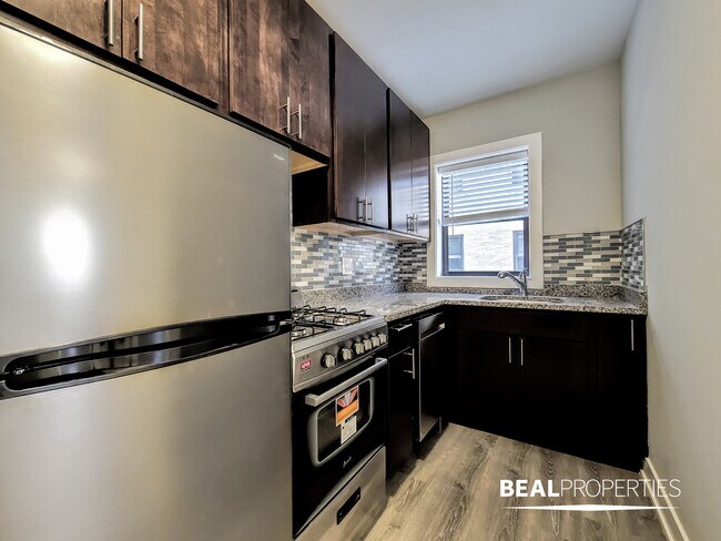 Building Photo - 425 W Belden Ave