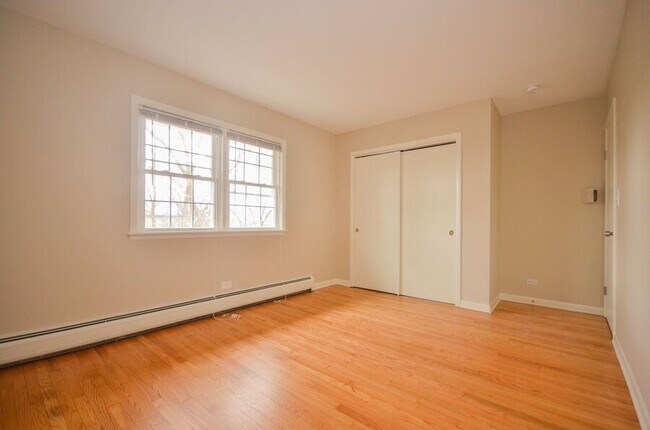 Building Photo - 25 N Maple Ct
