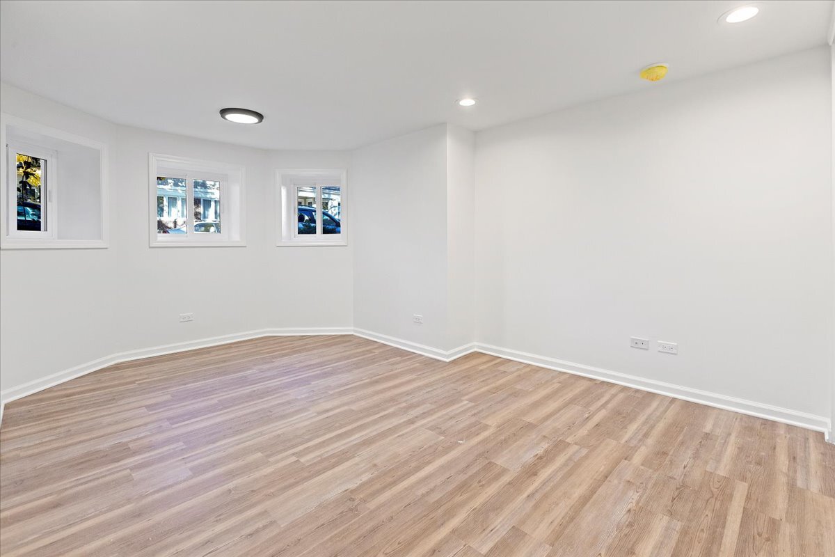 Building Photo - 2221 W Winnemac Ave