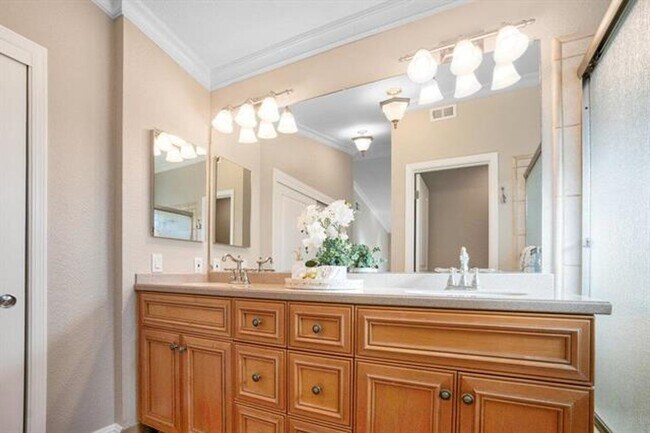 Building Photo - Fully remodeled home, Pet friendly with A/...