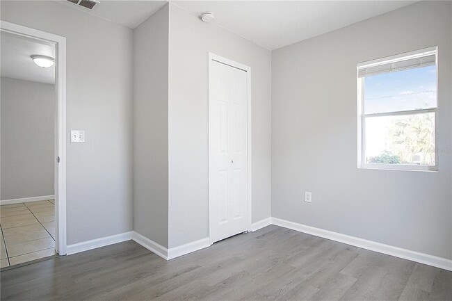 Building Photo - 1205 Ave F