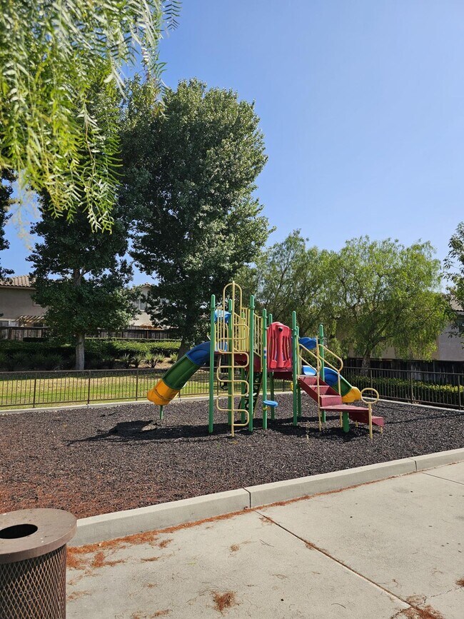 Building Photo - 1050 Harbor Heights Dr