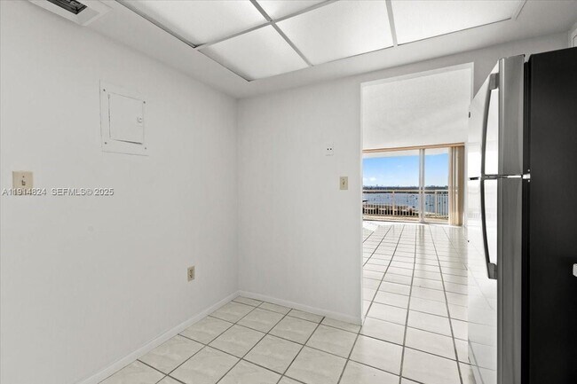 Building Photo - 18011 Biscayne Blvd