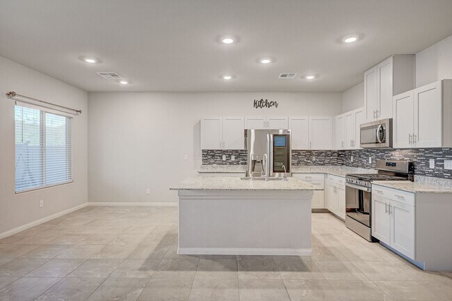 Building Photo - Spacious 4 Bedroom Home!