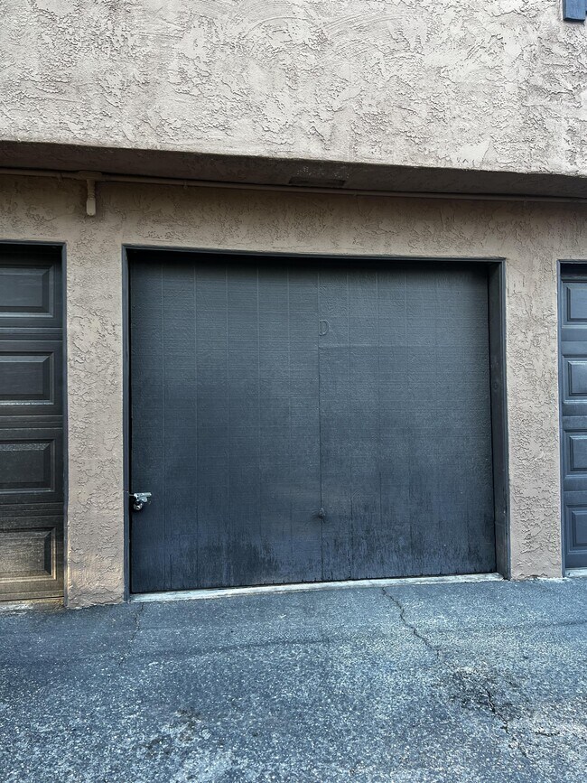 Building Photo - 301 Brookside Ln