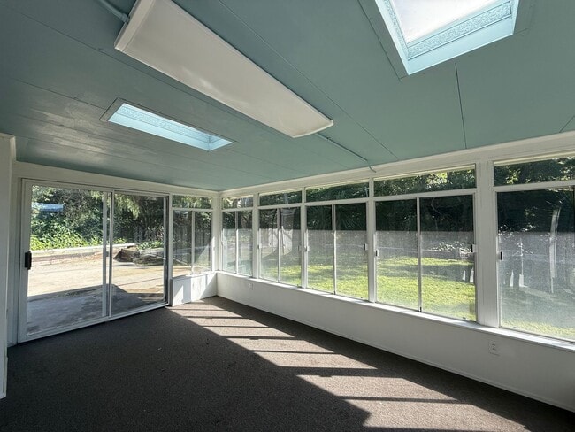 Building Photo - Remodeled - 3 bed, 2 bath single story home in Thousand Oaks