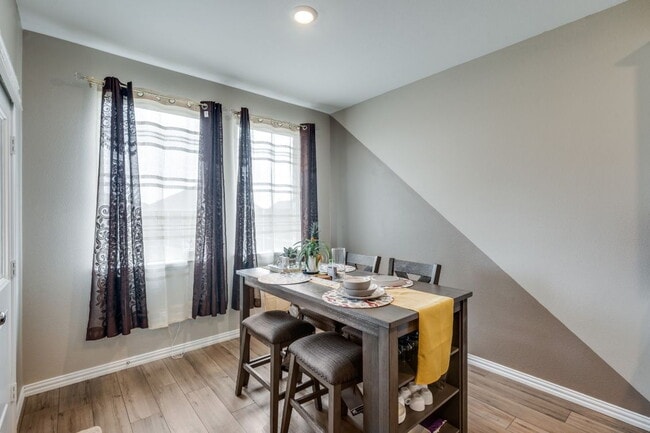 Building Photo - Beautiful 4BR/2BA Home with Open Floor Plan