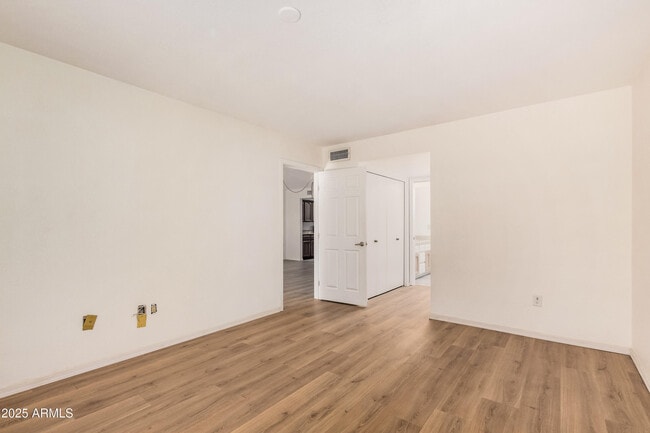 Building Photo - 625 E Northview Ave