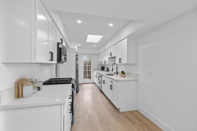 Building Photo - 6910 Eberhart St